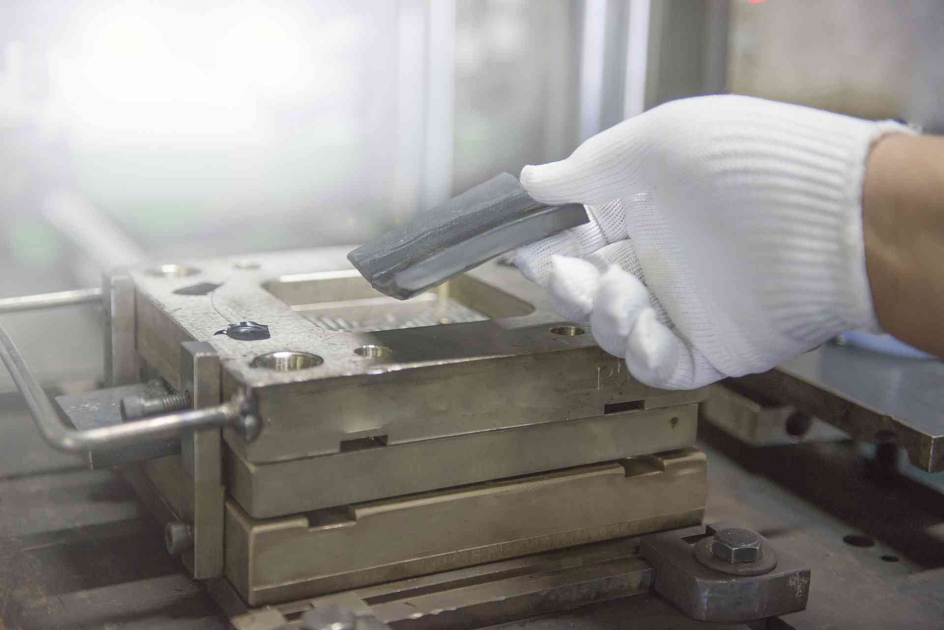 Injection Molding vs. Compression Molding Advantages and Applications